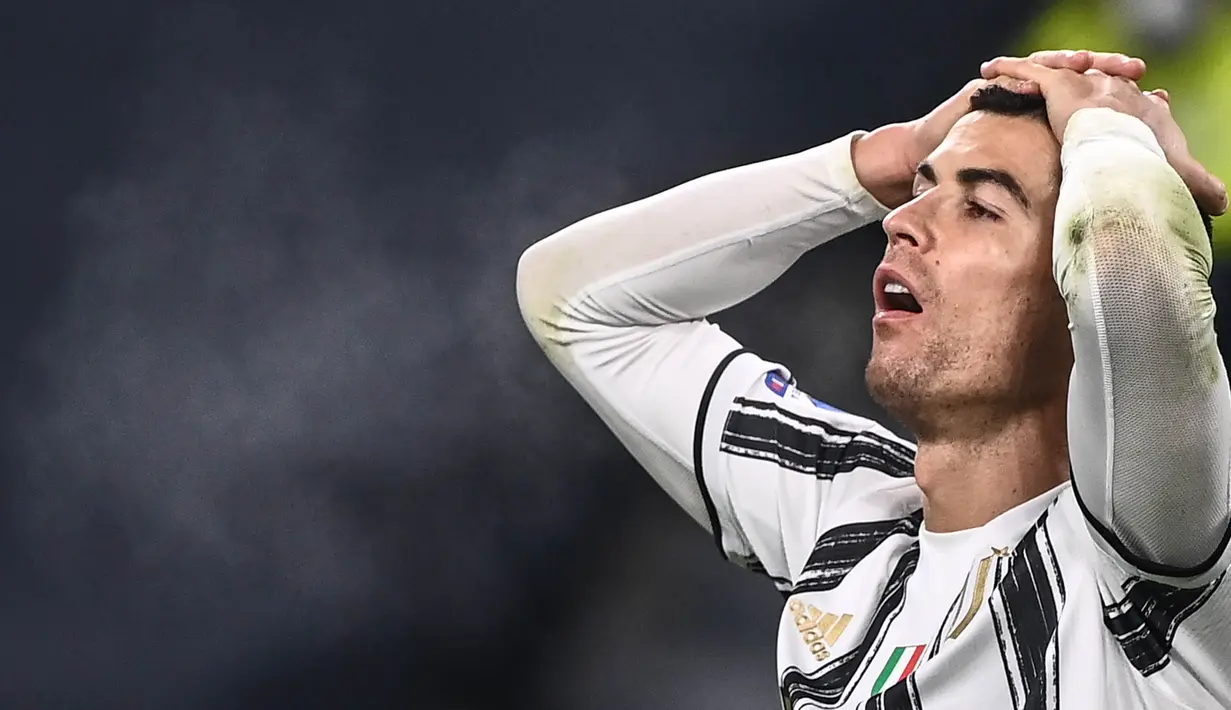 Striker Juventus, Cristiano Ronaldo, tampak kecewa usai ditaklukkan Fiorentina pada laga Liga Italia di Turin, Rabu (23/12/2020). Fiorentina menang dengan skor 0-3. (Photo by Marco BERTORELLO / AFP)