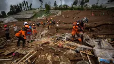 Tim penyelamat mencari korban tanah longsor di Desa Pasirlangu, Kecamatan Cisarua, Kabupaten Bandung Barat, Jawa Barat pada Minggu 25 Januari 2026. Jumlah korban meninggal dunia akibat bencana longsor di Desa Pasirlangu, Kecamatan Cisarua, Kabupaten Bandung Barat, bertambah. (Timur Matahari/AFP)