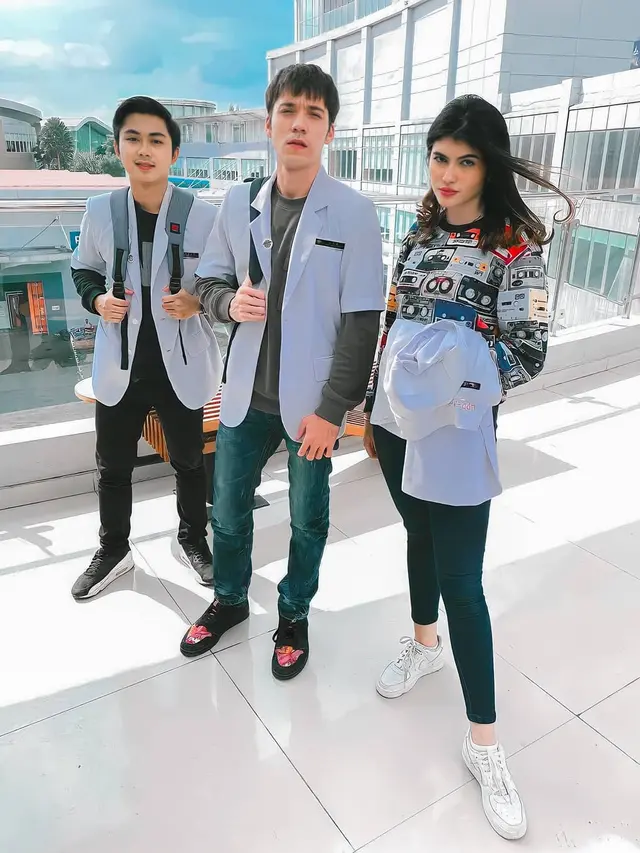 7 Gaya Stefan William Jadi Dokter Muda di Sinetron Ini Makin Keren