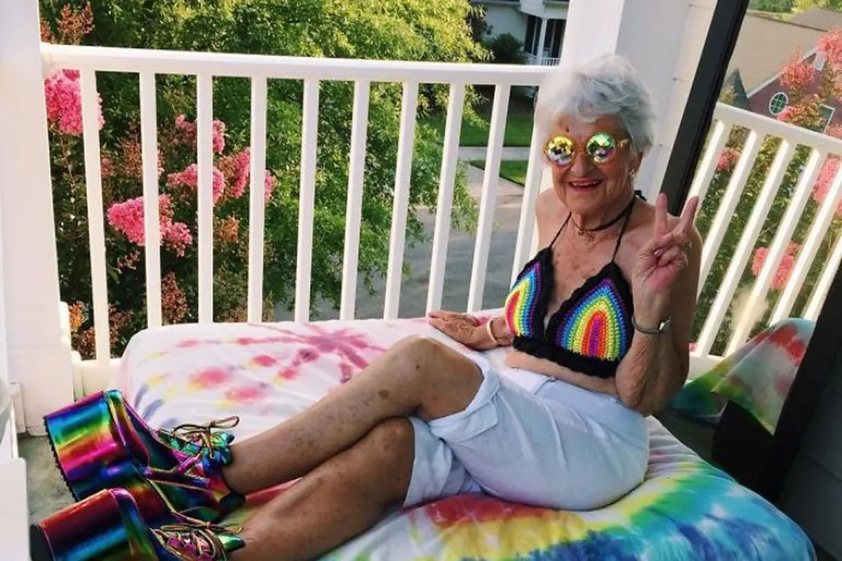 15 Potret Bukti Bahwa Nenek Ini Lebih Stylish Dibanding Kamu