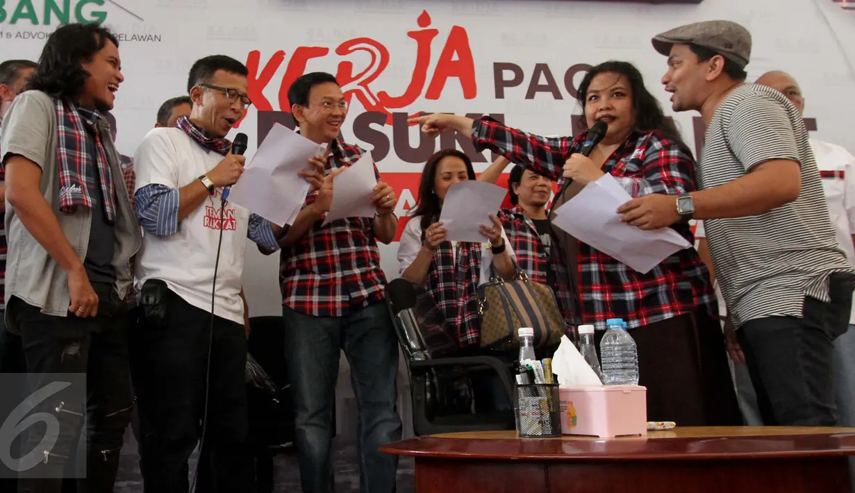Cagub DKI Jakarta, Basuki Tjahaja Purnama (Ahok) bersama para musisi bernyanyi bersama lagu "Gara-Gara Ahok" di Rumah Lembang, Jakarta, Rabu (25/1). Kedatangan para musisi papan atas itu untuk menyatakan dukungan kepada Ahok. (Liputan6.com/Gempur M Surya)