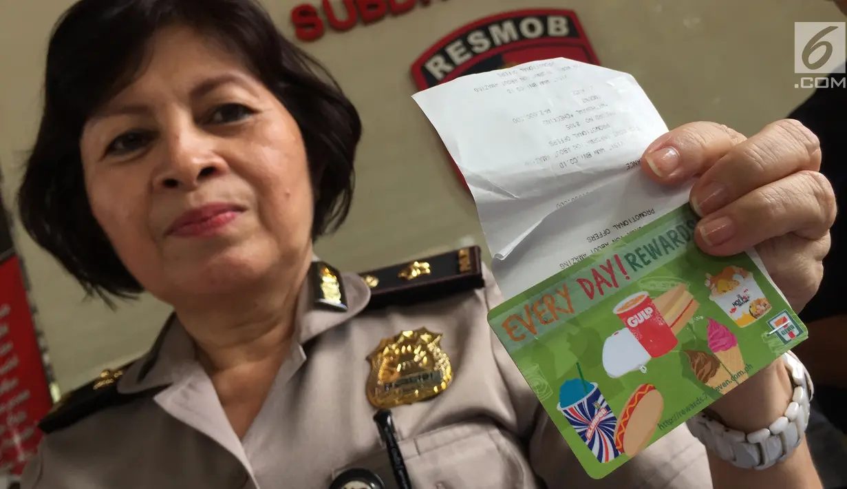 Petugas kepolisian menunjukkan barang bukti kasus pemalsuan, pencurian data elektronik, dan tindak pidana pencucian uang di Polda Metro Jaya, Jakarta, Senin (18/12). (Liputan6.com/Immanuel Antonius)