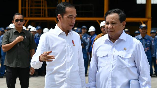 Presiden Joko Widodo atau Jokowi bersama dengan Menhan Prabowo Subianto di Surabaya, Jawa Timur.