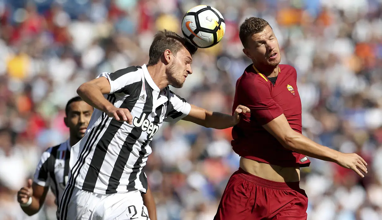 Bek Juventus, Daniele Rugani, berebut bola dengan striker AS Roma, Edin Dzeko pada laga ICC 2017 di Stadion Gillette, Foxborough, Minggu (30/7/2017). Juventus menang lewat adu penalti atas AS Roma  dengan skor 5-4. (AP/Damian Strohmeyer)