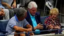 Mantan Presiden Amerika Serikat Bill Clinton (tengah) dan Ruth Westheimer (kanan) menonton pertandingan tenis antara Serena Williams melawan Danka Kovinic pada putaran pertama kejuaraan tenis US Open 2022 di New York, Amerika Serikat, 29 Agustus 2022. (AP Photo/Frank Franklin II)