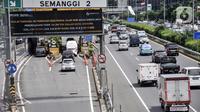 Informasi kenaikan tarif terlihat pada papan layar yang berada di Gerbang Tol Semanggi, Jakarta, Kamis (24/2/2022). Kenaikan tarif Tol Dalam Kota sesuai Keputusan Menteri PUPR No. 74/KPTS/M/2022 tanggal 31 Januari 2022. (merdeka.com/Iqbal S. Nugroho)