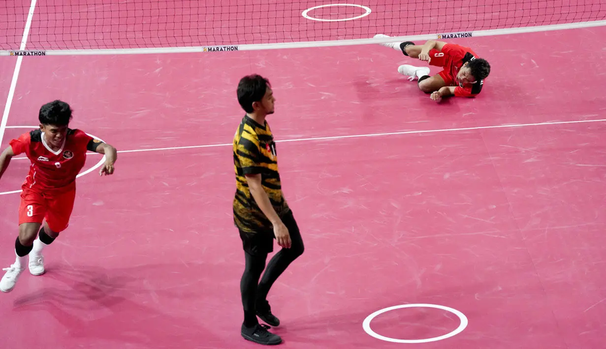 <p>Pada set penentuan, Indonesia berhasil memimpin di awal pertandingan. Tekanan yang diberikan oleh Rusdi dan Muhammad Hardiansyah Muliang berhasil memberikan poin demi poin. (AP Photo/Tatan Syuflana)</p>