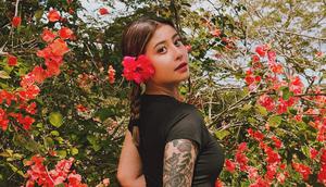 Karin Novilda alias Awkarin viral di jagat maya karena mengunggah foto testpack yang menyatakan positif hamil. Makin heboh karena ia belum menikah