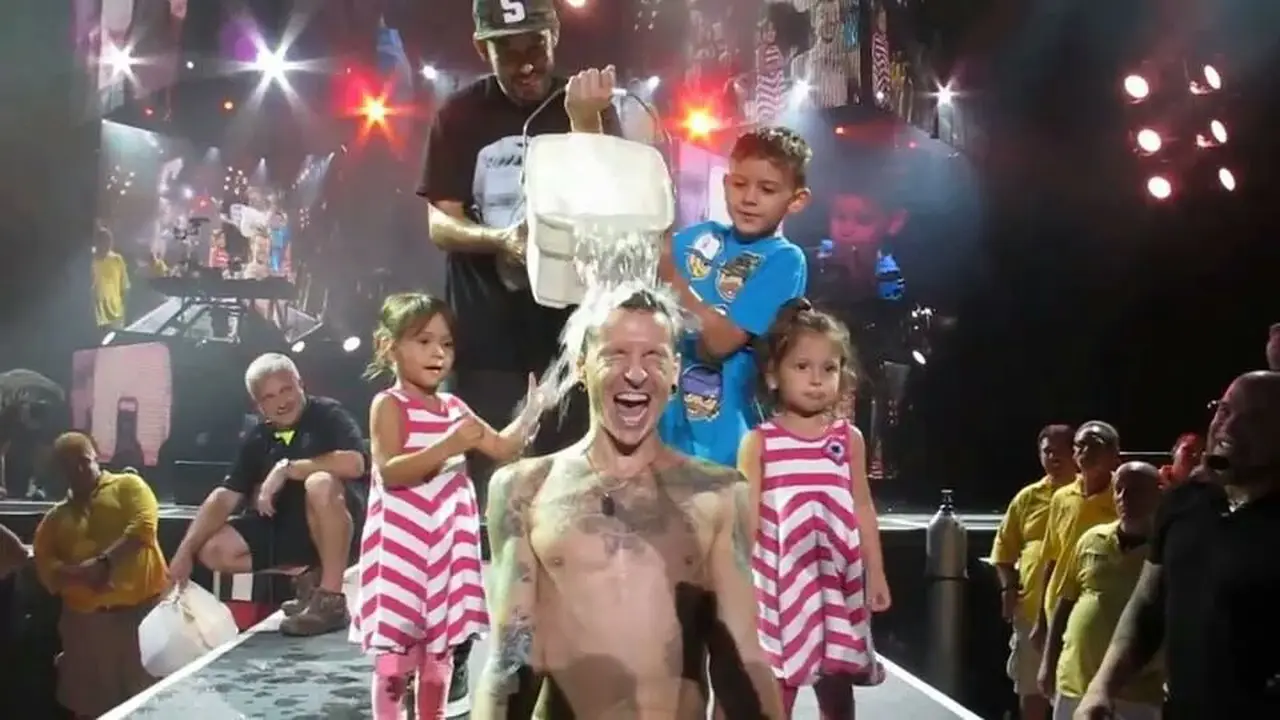 Vokalis Linkin Park Lakukan Ice Bucket Challenge di Atas Panggung