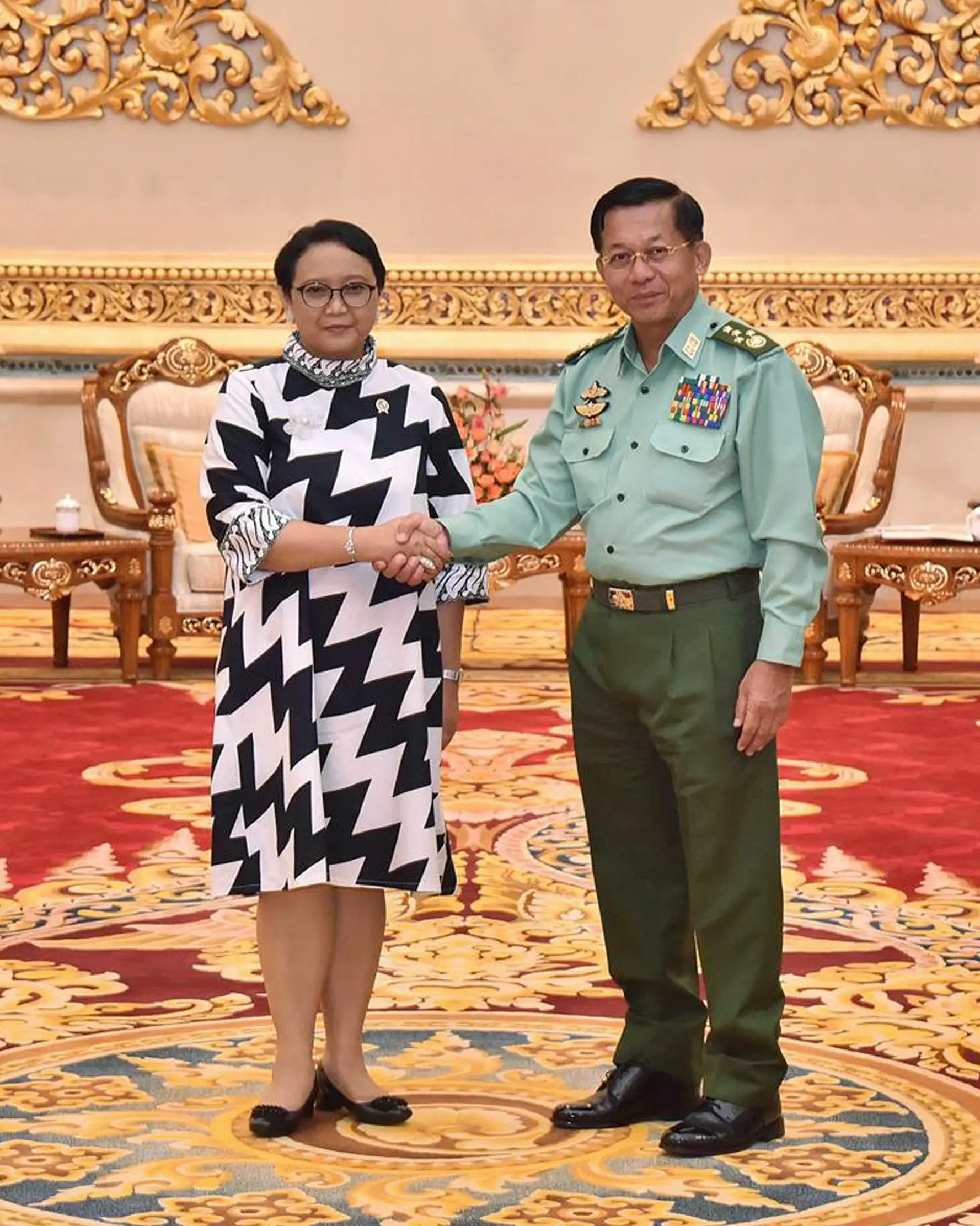 Menlu RI Retno Marsudi dan Panglima Angkatan Bersenjata Myanmar, Jenderal Senior U Min Aung Hlaing usai pertemuan di Ibu Kota Naypyidaw, Senin (4/9). Pertemuan itu membicarakan krisis kemanusiaan Rohingya. (Myanmar Office of Commander in Chief via AP)