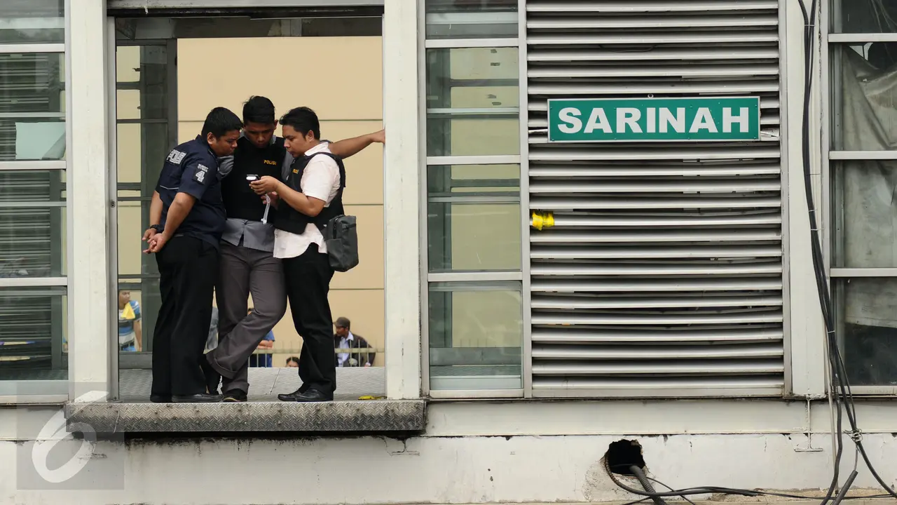 20160114-Petugas Gabungan Jaga Obyek Vital di dekat Gedung Sarinah-Jakarta