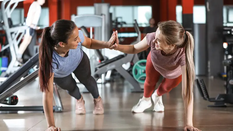 wanita berolahraga di gym