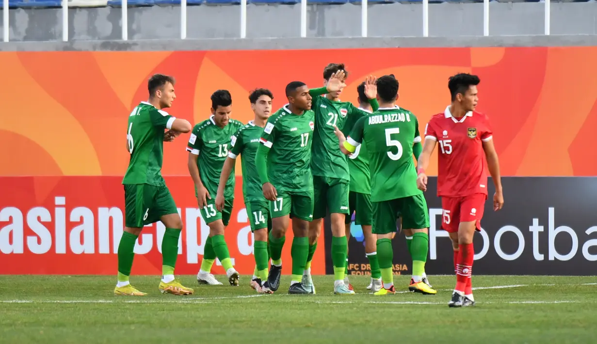 <p>Para pemain Irak U-20 merayakan gol ke gawang Timnas Indonesia U-20 yang dicetak Hayder Abdulkareem Tofee pada laga matchday pertama Grup A Piala Asia U-20 2023 di Lokomotiv Stadium, Tashkent, Uzbekistan, Rabu (1/3/2023). (the-afc.com)</p>