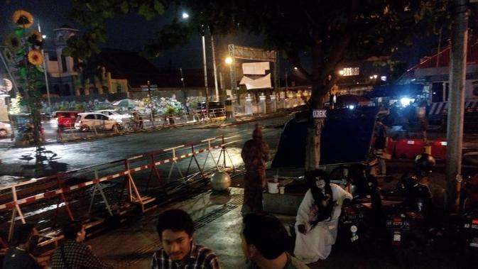 Asyiknya Foto Bareng Pocong Dan Kuntilanak Di Malioboro