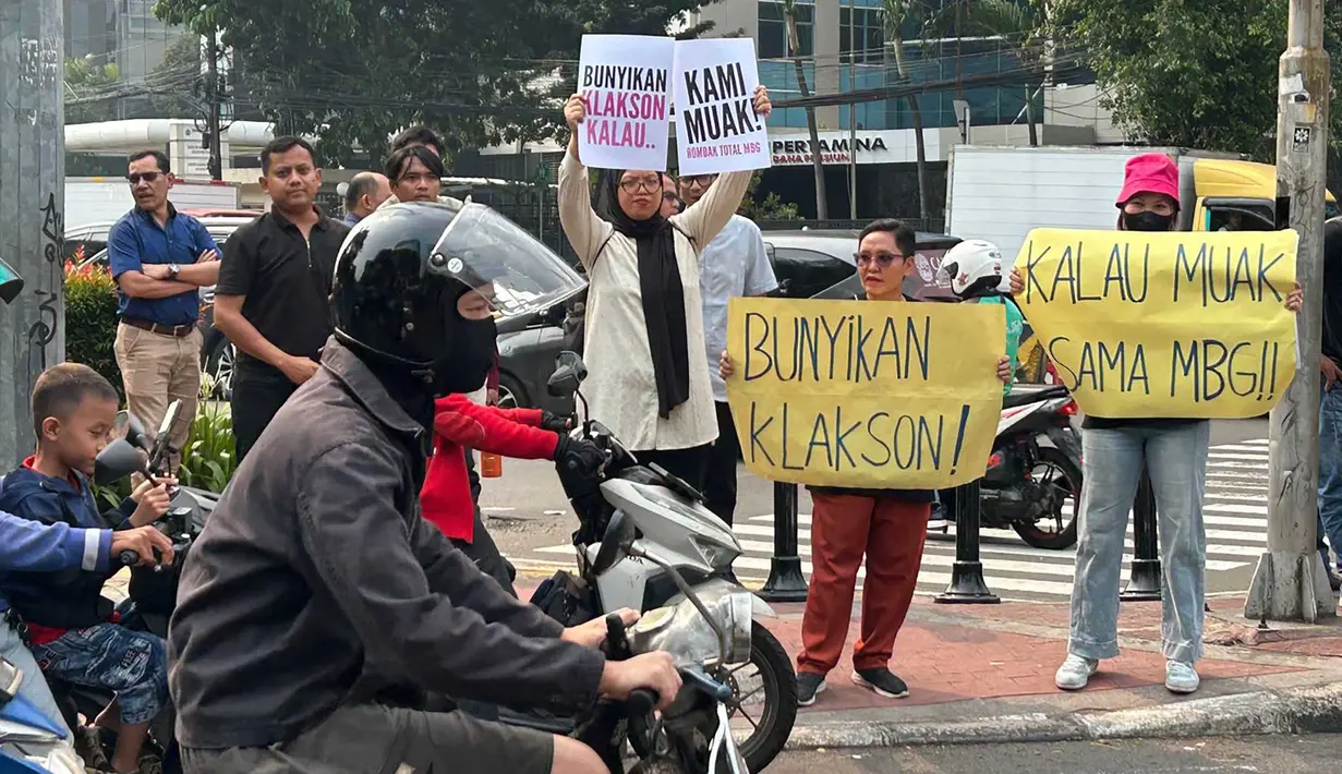 Pengunjuk rasa yang terdiri dari berbagai elemen masyarakat berunjuk rasa di sekitar kantor Badan Gizi Nasional (BGN), Jalan Kebun Sirih, Jakarta Pusat, Rabu (10/6/2026). (merdeka.com/Arie Basuki)