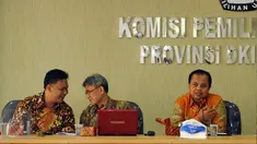 Ketua KPU DKI Jakarta, Sumarno (kanan) memimpin rapat bersama perwakilan parpol peserta Pilgub DKI Jakarta di Jakarta, Rabu (24/8). Rapat membahas tata cara pendaftaran calon Gubernur dan Wakilnya dari partai politik. (Liputan6.com/Helmi Fithriansyah)