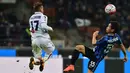 Bek Inter Milan, Yuto Nagatomo, duel udara dengan penyerang Bologna, Emanuele Giaccherini. Pada laga ini Inter Milan menguasai jalannya pertandingan dengan penguasaan bola 59 persen. (AFP/Giuseppe Cacace)