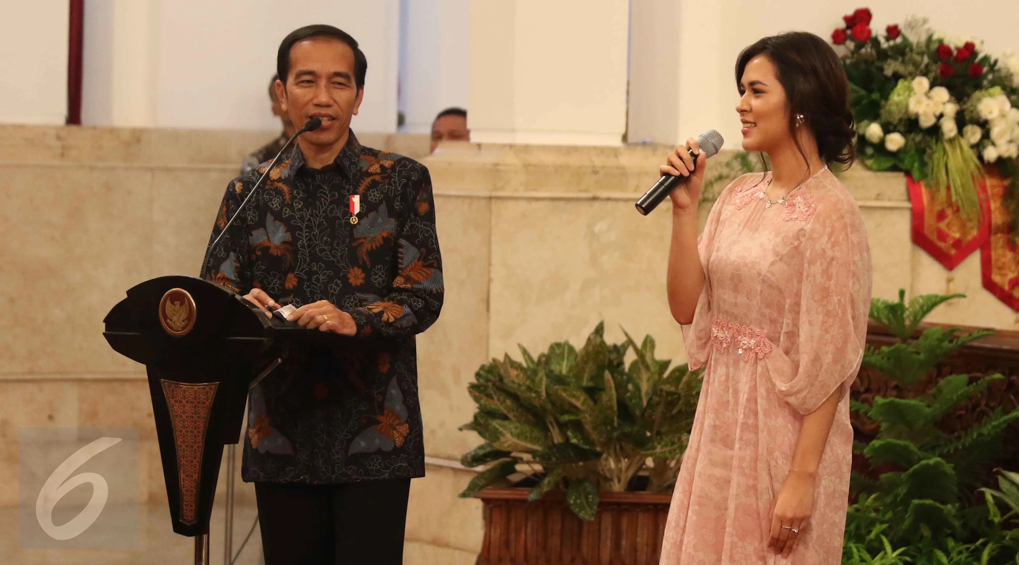 Presiden Jokowi dan penyanyi Raisa saat merayakan Hari Musik Nasional 2017 di Istana Negara, Jakarta, Kamis (9/3). (Liputan6.com/Angga Yuniar)