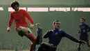 1. George Best, dirinya merupakan seorang legenda sepak bola asal Irlandia Utara. Parasnya yang tampan serta permainannyayang cepat serta piawai melewati lawan membuatnya menjadi idola bagi publik Old Trafford. (www.indepediente.ie)
