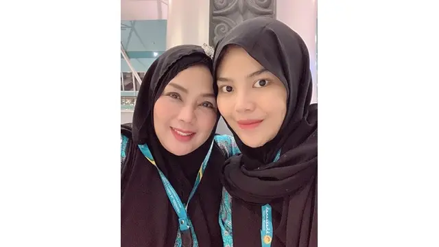 Curi Perhatian, Ini 7 Gaya Rosa Meldianti Saat Umroh dengan Ibunda
