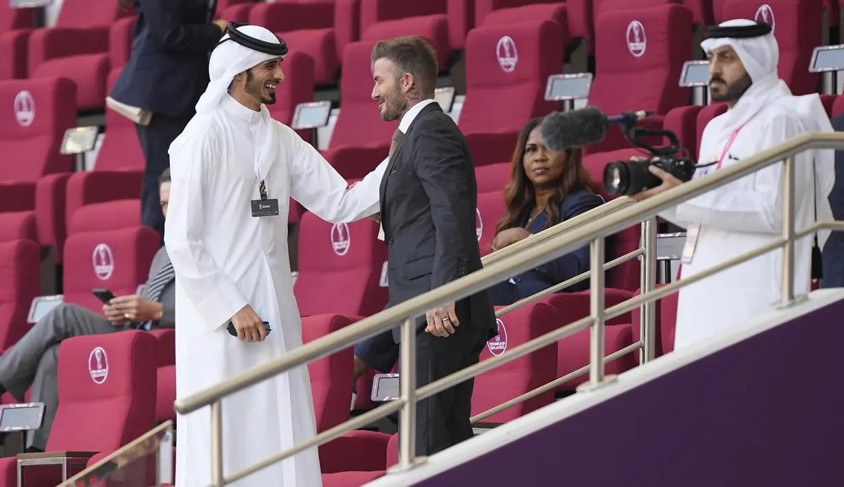 <p>Sebelum pertandingan dimulai, David Beckhan tampak berbincang-bincang dengan seseorang. [Foto: AFP/Martin Meissner]</p>