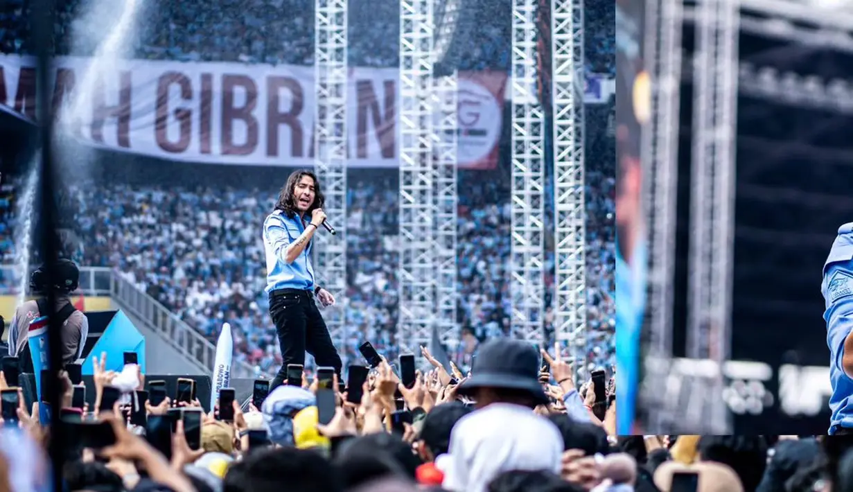 Ello memadukan penampilannya dengan celana jeans hitam dan sebuah belt yang serasi. [Foto: Instagram/ranantama]
