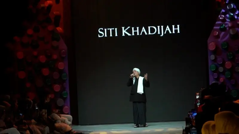 Opick menyanyikan lagu berjudul “Ramadan Tiba” untuk mengiringi runway koleksi terbaru brand Siti Khadijah.