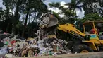 Petugas kebersihan dibantu alat berat membersihkan sampah Tahun Baru 2018 di Monas, Jakarta, Senin (1/1). Setelah perayaan malam tahun baru 2018, sampah sisa pengunjung berserakan di lokasi perayaan. (Liputan6.com/Faizal Fanani)