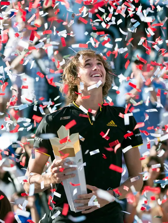 Petenis Jerman, Alexander Zverev memegang trofi usai meraih gelar juara Piala Rogers 2017 di Montreal, Minggu (13/8). Bagi petenis muda berumur 20 tahun itu, untuk pertama kalinya dia juara di ajang Rogers Cup. (Paul Chiasson/The Canadian Press via AP)