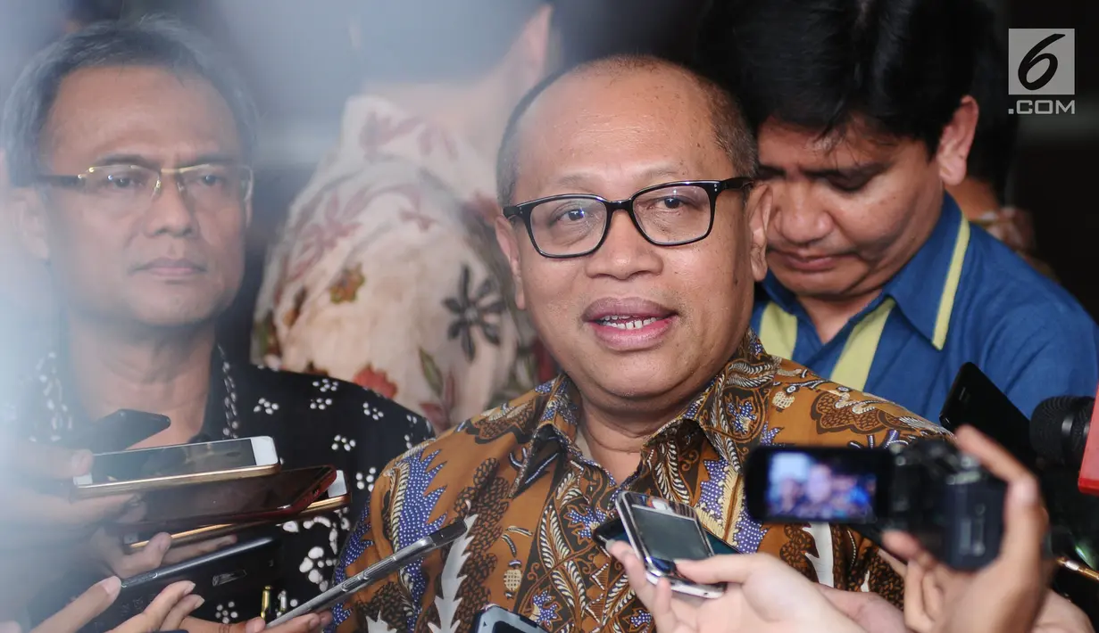 Dirut BPJS Ketenagakerjaan, Agus Susanto menyampaikan keterangan jelang meninggalkan Gedung KPK, Jakarta, Rabu (3/1). Agus Susanto menyerahkan santunan jaminan kecelakaan kerja kepada ahli waris salah satu karyawan KPK. (Liputan6.com/Helmi Fithriansyah)