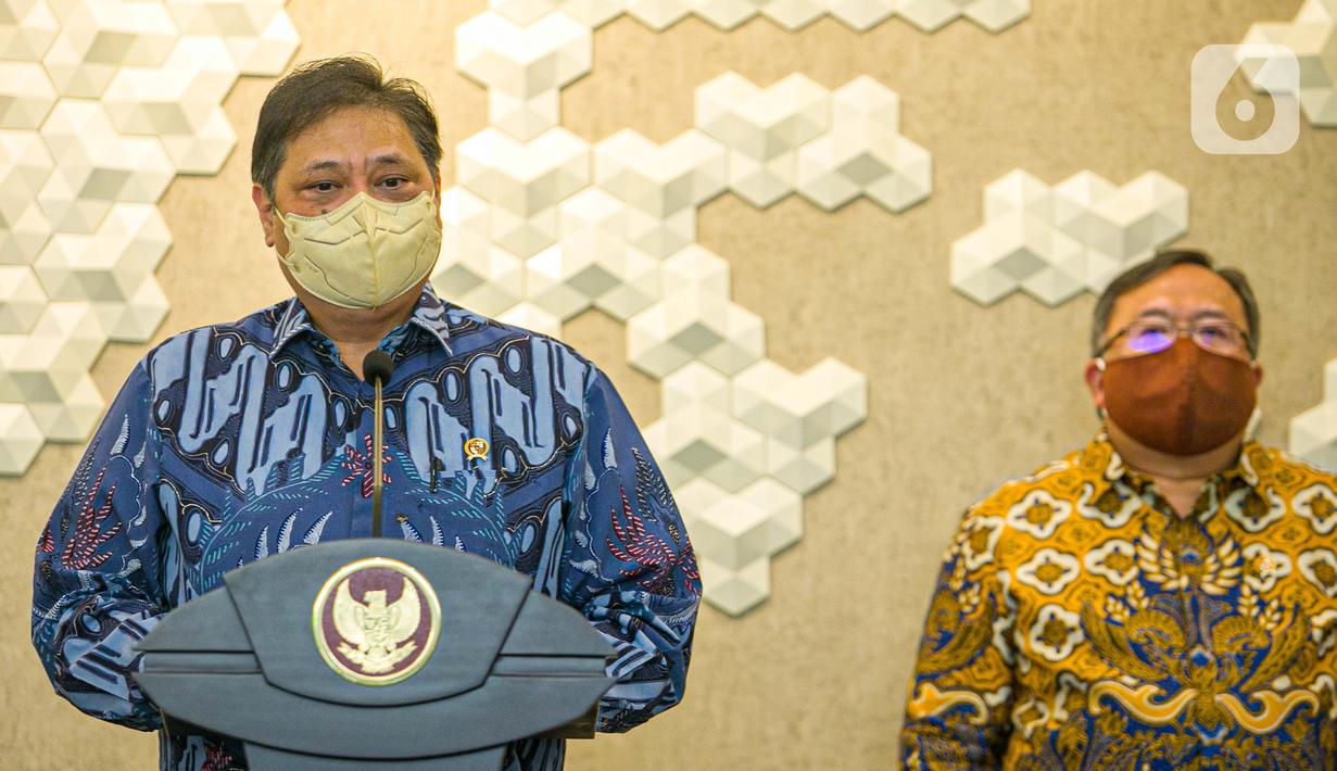 Menko Bidang Perekonomian Airlangga Hartarto menyampaikan keterangan saat menerima GeNose C19 dari Menristek Bambang Brodjonegoro di Gedung Kemenko Perekonomian, Jakarta, Senin (22/3/2021). GeNose C19 diharapkan dapat semakin dikenal dan dimanfaatkan secara lebih masif. (Liputan6.com/Faizal Fanani)