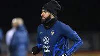 Penyerang timnas Prancis Karim Benzema mengikuti sesi latihan di kamp pelatihan tim di Clairefontaine-en-Yvelines, selatan Paris, Selasa (15/11/2022). Prancis akan melakoni laga perdana grup D melawan Australia pada 23 November 2022. (Bertrand GUAY / AFP)