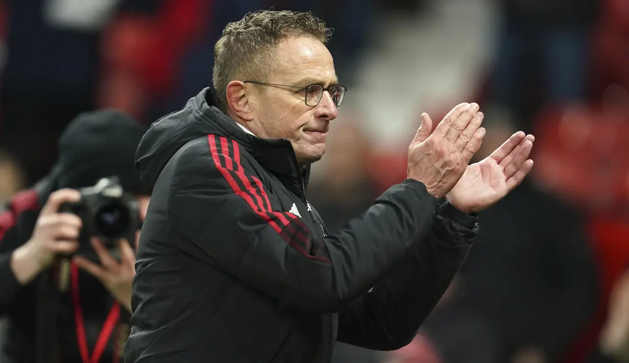 Pada laga tersebut terdapat sebuah catatan manis bagi sang menajer baru. Rangnick menjadi juru taktik Jerman pertama yang sukses raih kemenangan pada debutnya di Liga Inggris. (AP/Jon Super)
