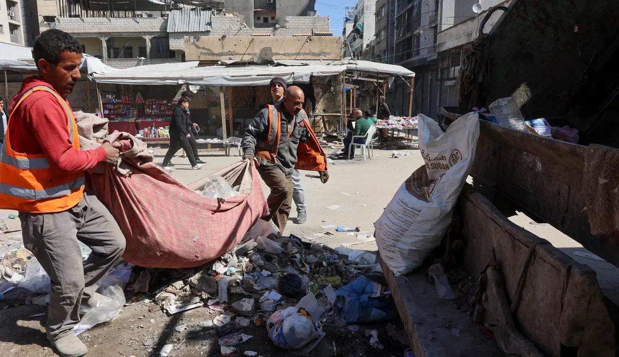 Mereka juga membersihkan sampah di sepanjang jalan Kota Gaza di Jalur Gaza tengah pada tanggal 28 Februari 2025. (Omar AL-QATTAA/AFP)
