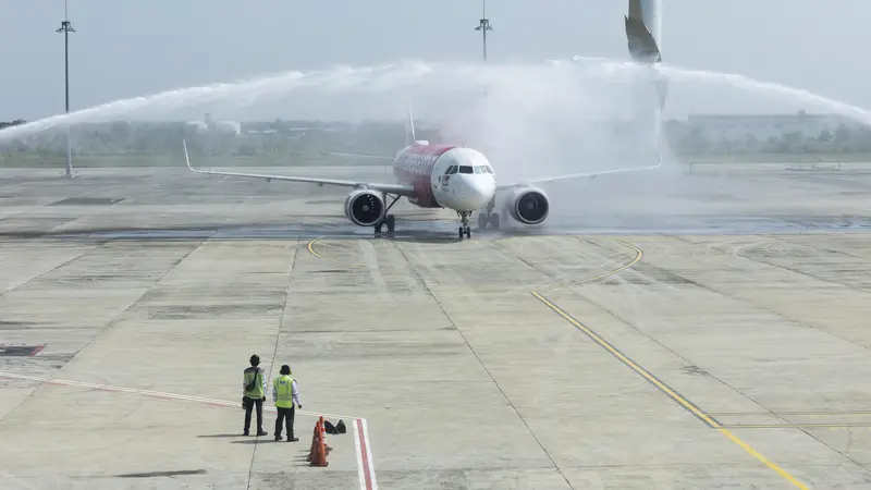 AirAsia Malaysia (AK) meresmikan penerbangan perdana dari Kuala Lumpur ke Kertajati, Jawa Barat, Indonesia
