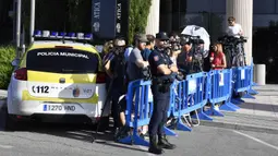 Sejumlah media menunggu kedatangan bintang Real Madrid, Cristiano Ronaldo, untuk menjalani sidang di Pozuelo de Alarcon, Madrid, Senin (31/7/2017). Pesepak bola asal Portugal itu dituduh melakukan pengelapan pajak. (AFP/Gerard Julien)