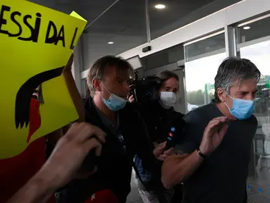 Ayah dan agen Lionel Messi, Jorge Messi, tiba di bandara Barcelona pada Rabu (2/9/2020). Menggunakan jet pribadi, Jorge Messi akan menemui presiden klub Barcelona Josep Maria Bartomeu untuk membahas konflik kontrak Lionel Messi. (Photo by LLUIS GENE / AFP)