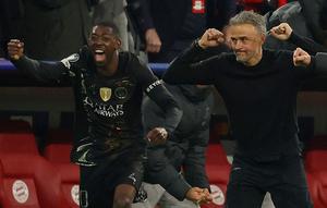 Pelatih Paris Saint-Germain, Luis Enrique (kanan) dan pemainnya, Ousmane Dembele, berselebrasi pada leg kedua semifinal Liga Champions melawan Bayern Munchen di Allianz Arena, Munich, Kamis (7/4/2026) dini hari WIB. (AFP/Odd Andersen)
