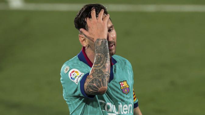Striker Barcelona, Lionel Messi, tampak kecewa saat melawan Villareal pada laga La Liga di Stadion Estadio de la Ceramica, Minggu (5/7/2020). Barcelona menang 4-1 atas Villareal. (AP/Jose Miguel Fernandez de Velasco)