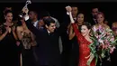 Ekspresi Ballejo dan Magdalena Gutierrez saat meraih juara dalam kategori tradisional di Festival Buenos Aires, Argentina, Selasa (22/8). Festival tango berakhir pada 23 Agustus 2017. (Natacha Pisarenko/AP)