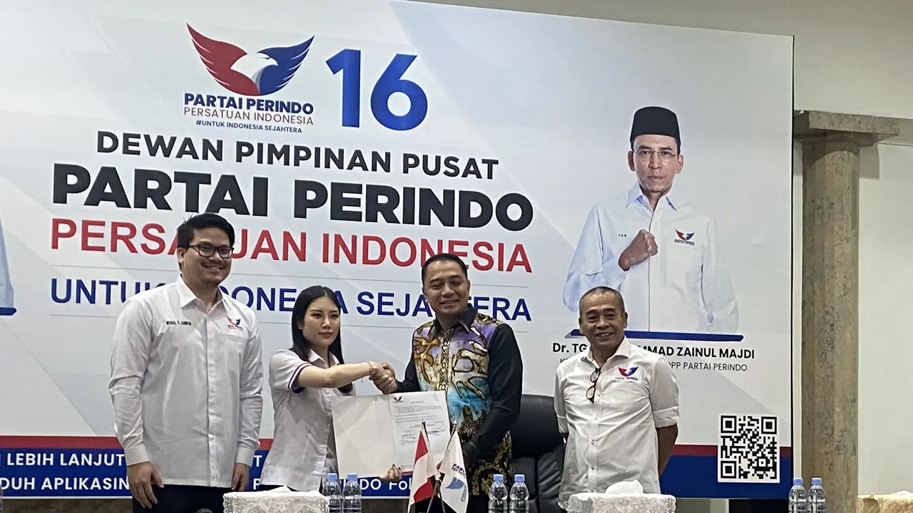 Partai Perindo kembali menyerahkan dukungan terhadap kandidat calon kepala daerah 2024. Kali ini, kader PDIP sekaligus petahana Wali Kota Surabaya yakni Eri Cahyadi yang hadir ke DPP Perindo untuk mendapatkan dukungan tersebut (Istimewa)