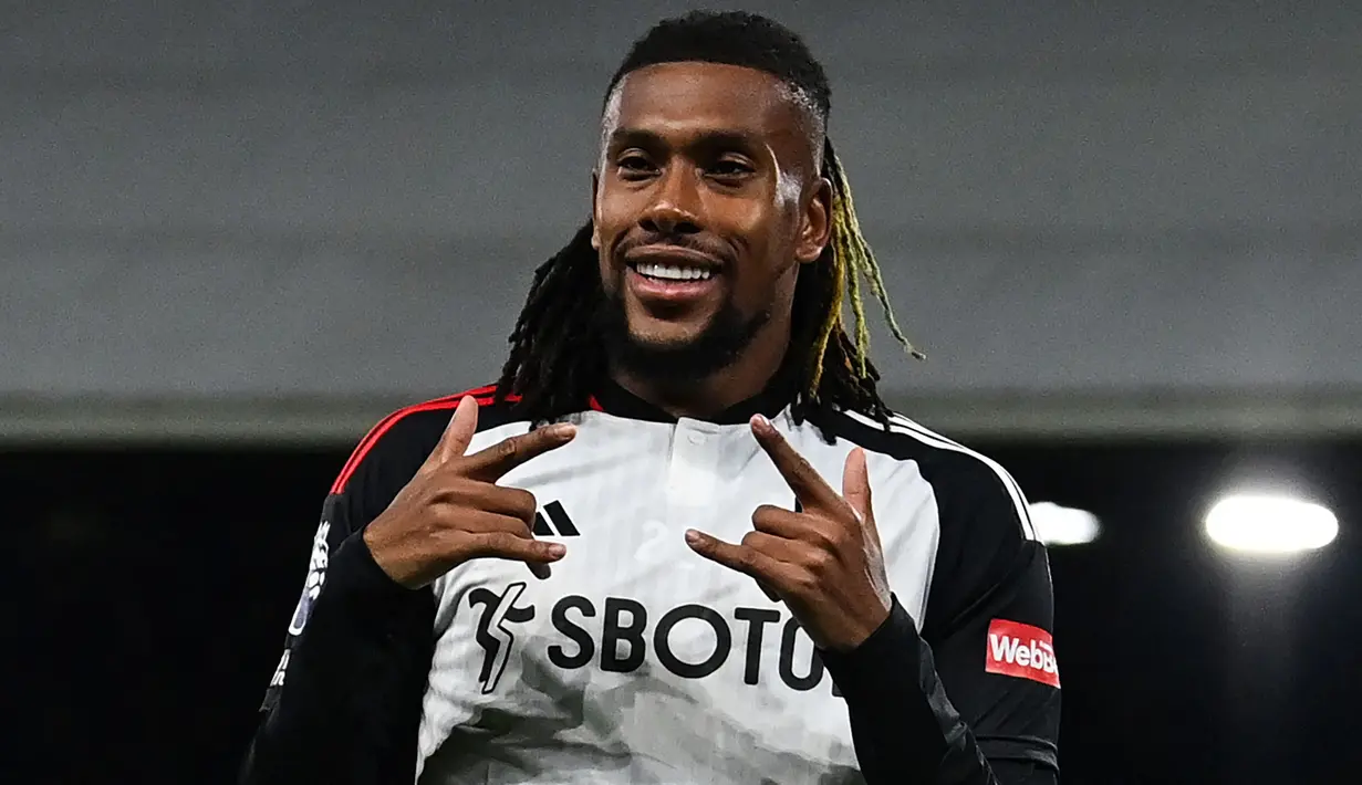 Alex Iwobi didatangkan Fulham dari Everton pada awal musim 2023/2024 dengan nilai transfer 25,7 juta euro dan langsung menjadi pilihan utama di posisi gelandang serang. Sebelum berseragam Everton mulai 2019/2020 hingga 2022/2023, Alex Iwobi yang merupakan produk akademi Arsenal telah dipromosikan ke tim senior Arsenal sejak awal musim 2015/2016 dan bertahan bersama The Gunners hingga akhir musim 2018/2019. (AFP/Glyn Kirk)