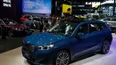 Beijing Auto Show atau Auto China 2026 berfokus pada kendaraan listrik (EV) canggih, mobil pintar, dan teknologi otonom dari berbagai pabrikan global dan lokal. Tampak dalam foto, petugas kebersihan mengelap model-model mobil BMW saat gelaran Beijing Auto Show 2026 atau Auto China 2026, Jumat 24 April 2026. (AP Photo/Andy Wong)