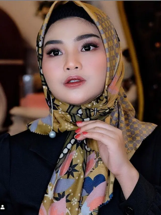 6 Potret Rosa Meldianti Keponakan Dewi Perssik Tampil dengan Hijab, Banjir Pujian