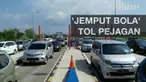 Untuk mengurai kemacetan yang mengular di gerbang tol Pejagan, petugas menerapkan sistem Jemput Bola
