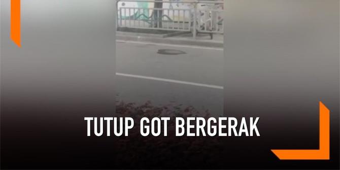 VIDEO: Heboh, Rekaman Tutup Got Bergerak Sendiri di Jalan Raya