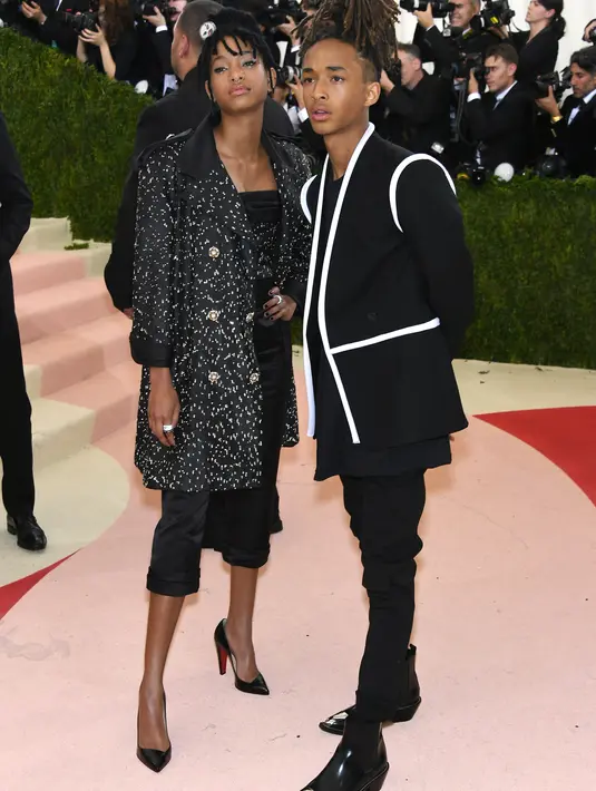 Kakak beradik Willow-Jaden Smith terlahir dari aktor ternama di Hollywood. Meskipun begitu, keduanya tak bergantung pada ayahnya. Di usia sangat muda, Willow dan Jaden memiliki kekayaan yang ditaksir hingga USD 12 Juta dollar. (AFP/Bintang.com)