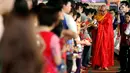 Umat Buddha memberikan angpao saat merayakan Hari Raya Waisak 2562 BE/2018 di Wihara Ekayana Arama, Jakarta Barat, Selasa (29/5). Puja Bakti Massal Waisak 2562 BE diikuti oleh ribuan umat Buddha. (Liputan6.com/JohanTallo)