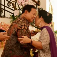 Menteri Pertahanan sekaligus calon presiden terpilih, Prabowo Subianto, membagikan momen merayakan ulang tahun Titiek Soeharto secara romantis di media sosialnya. [@prabowo]