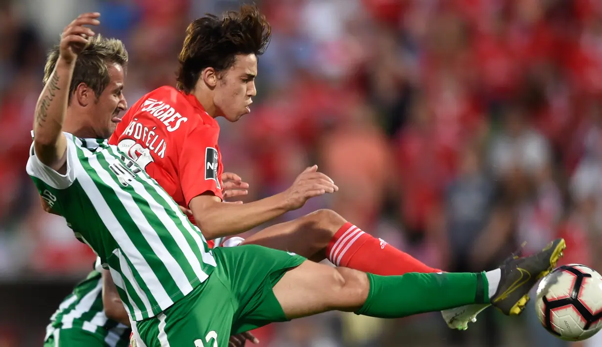 Gelandang Benfica, Joao Felix berebut bola dengan bek Rio Ave FC, Fabio Coentrao selama pertandingan Liga Portugal di di stadion Dos Arcos di Vila do Conde pada 12 Mei 2019. (AFP Photo/Miguel Riopa)